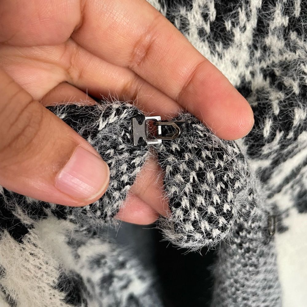 Unique woman’s black and white sweater size small - Picture 4 of 6